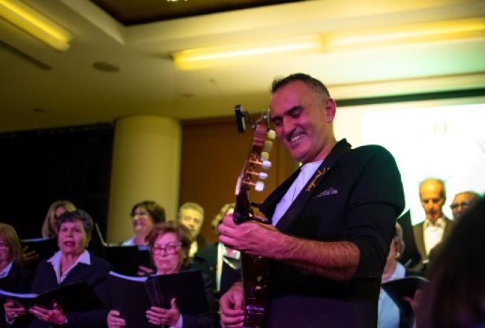 Χριστουγεννιάτικες μελωδίες από τις χορωδίες των ΚΑΠΗ του Δήμου Κορινθίων - Μουσική επιμέλεια: Μάκης Ψαραδέλλης